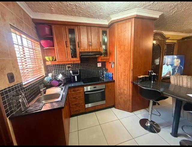 4 BEDROOM HOUSE FOR SALE IN COMMERCIA